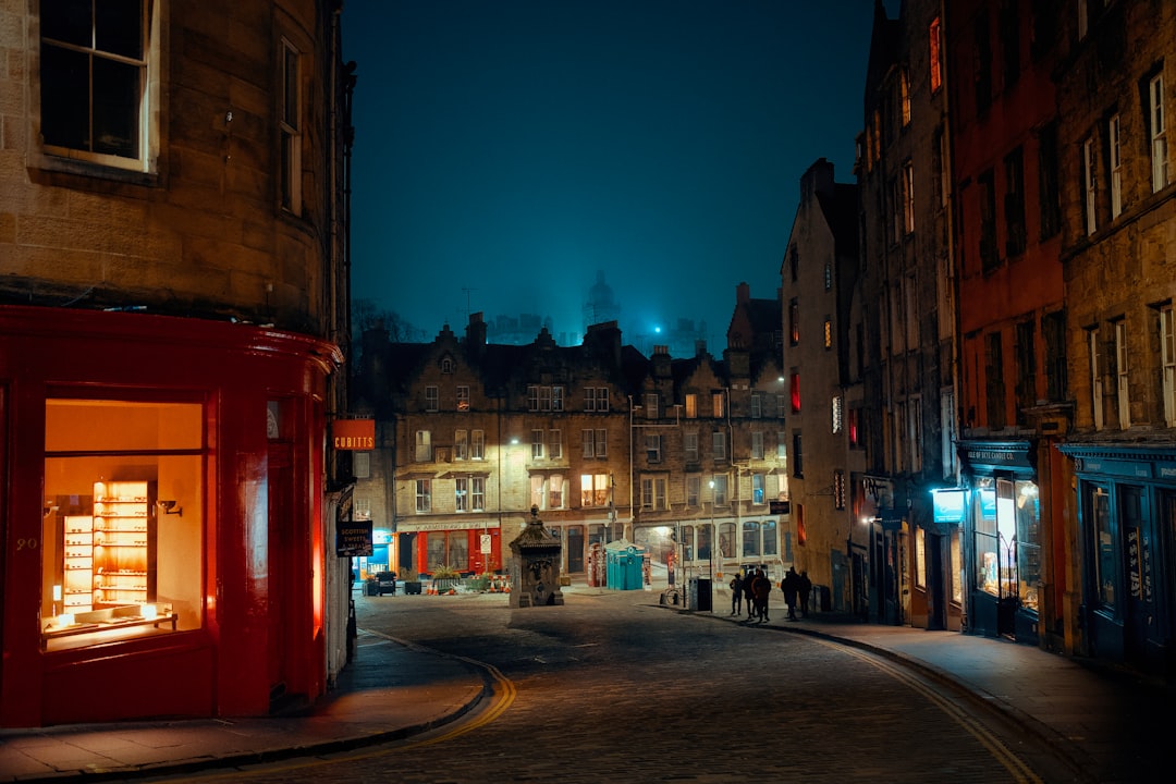 A cobblestone street in Edinburgh's old town at night